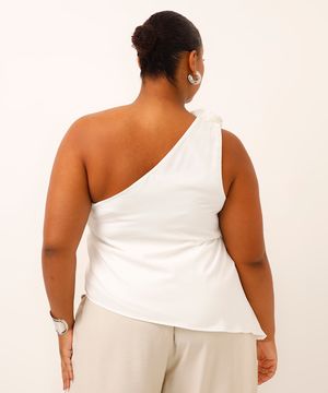 blusa ombro único com flor plus size off white