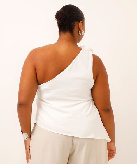 blusa ombro único com flor plus size off white