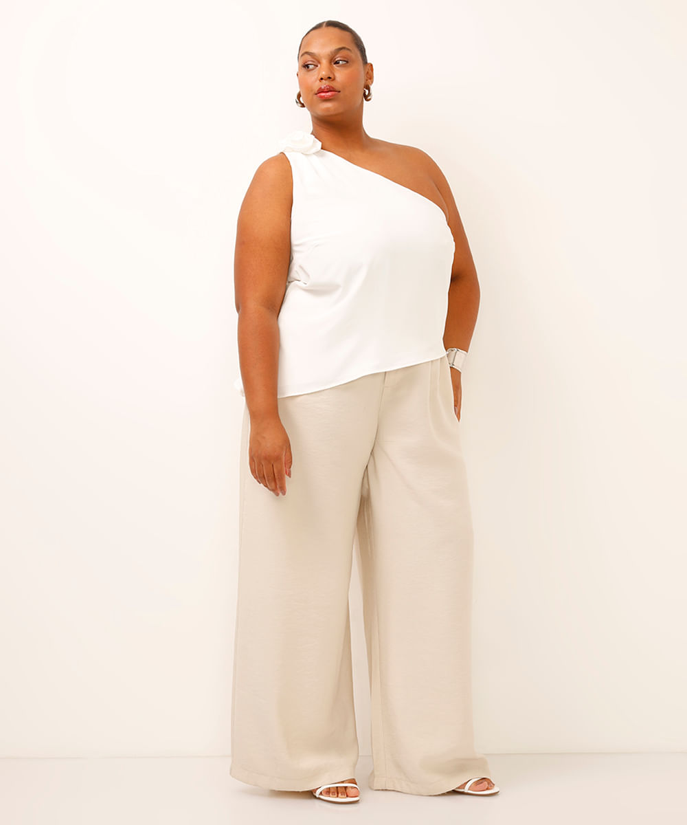 blusa ombro único com flor plus size off white
