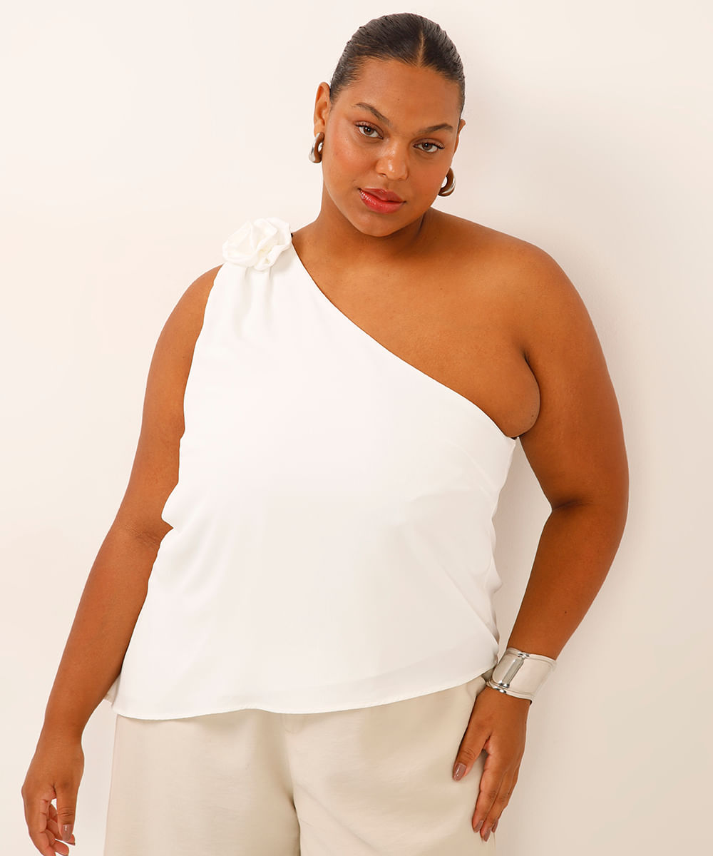 blusa ombro único com flor plus size off white