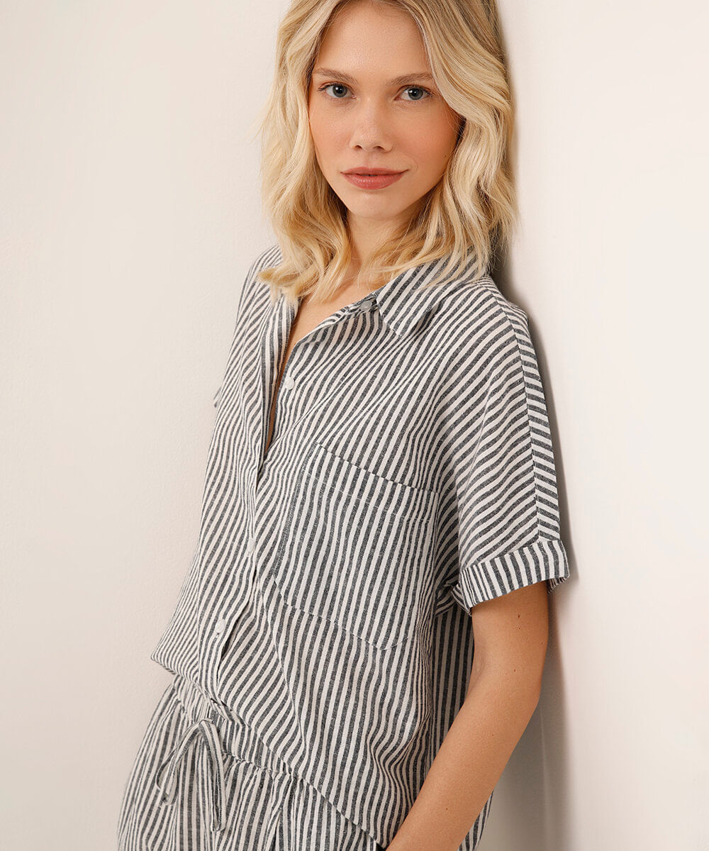 camisa de algodão listrada manga curta com bolso azul