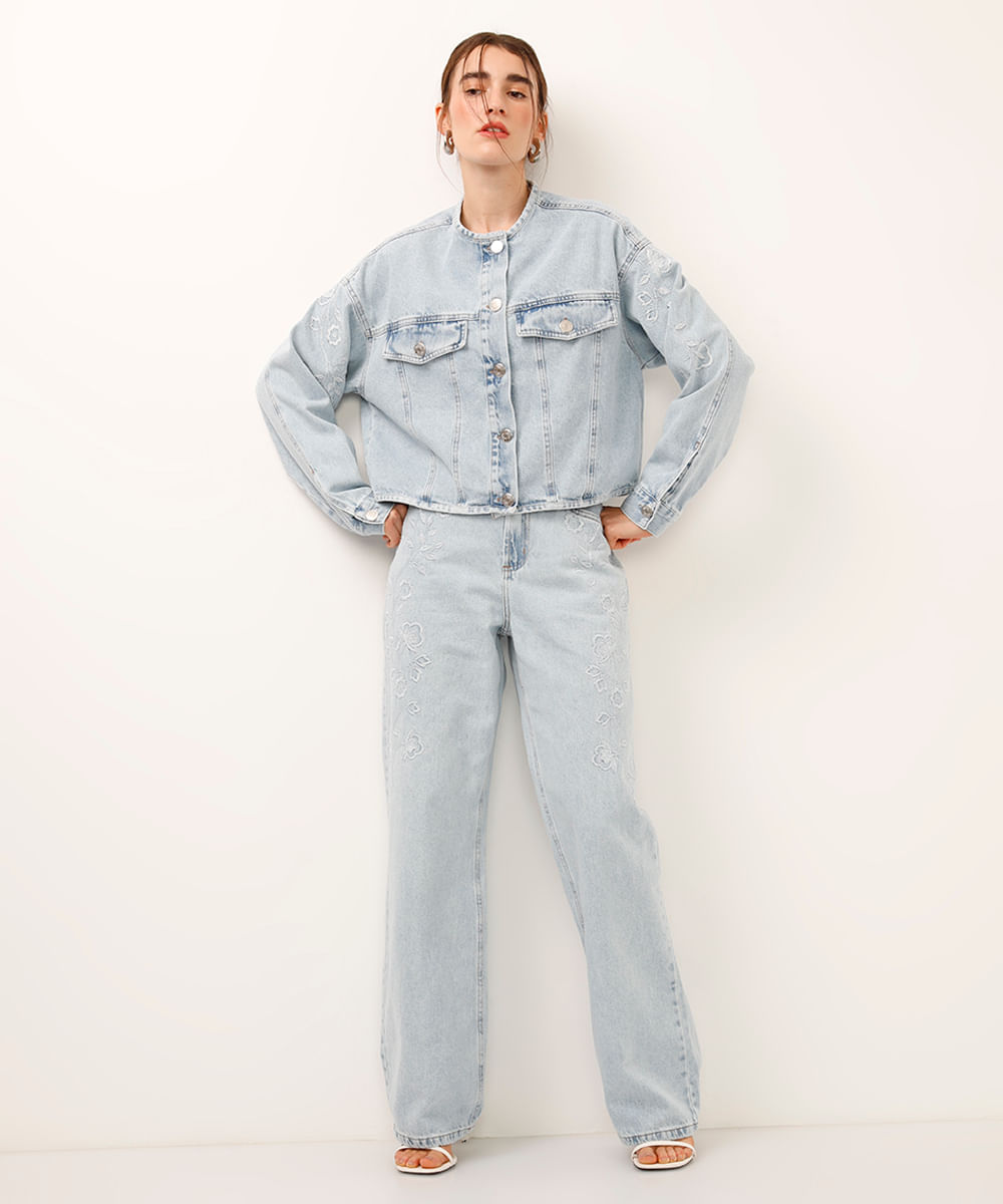 jaqueta jeans com bordado floral azul
