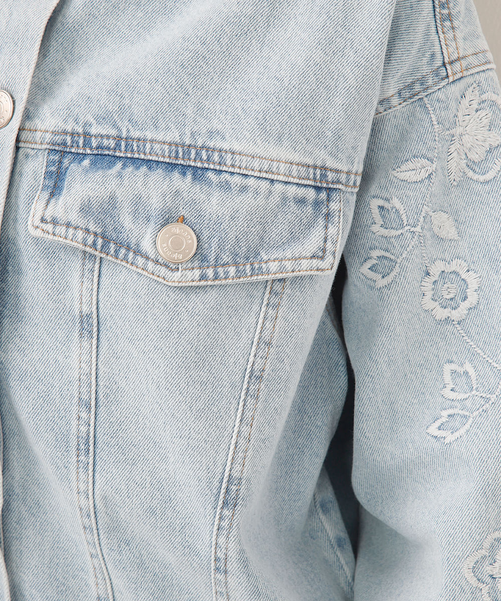 jaqueta jeans com bordado floral azul