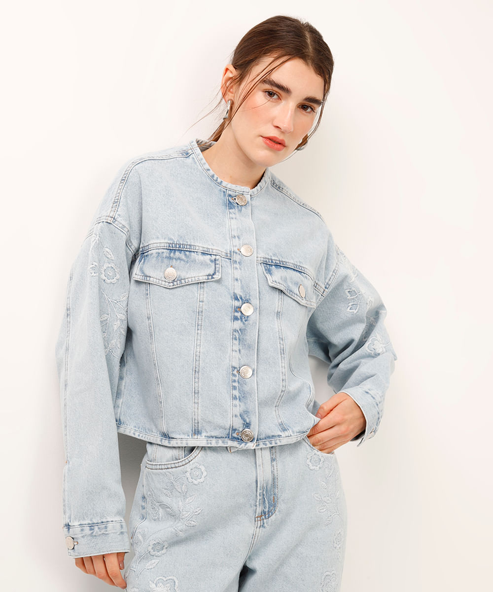 jaqueta jeans com bordado floral azul