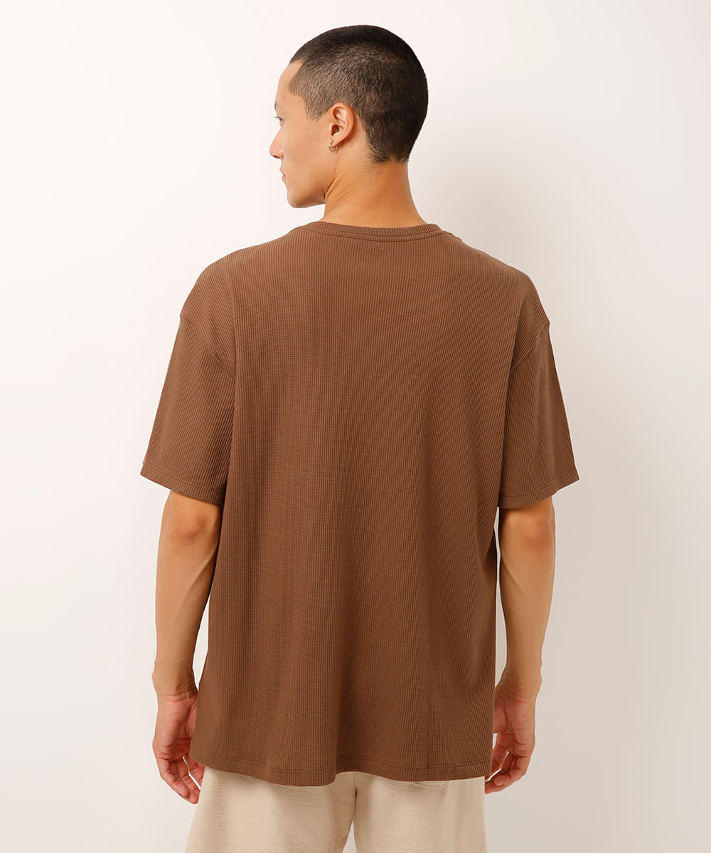 camiseta relaxed de algodão texturizada marrom