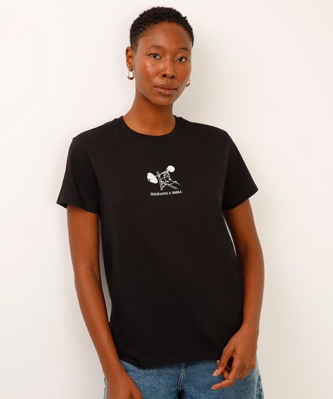 camiseta de algodão manga curta segurando a barra preta