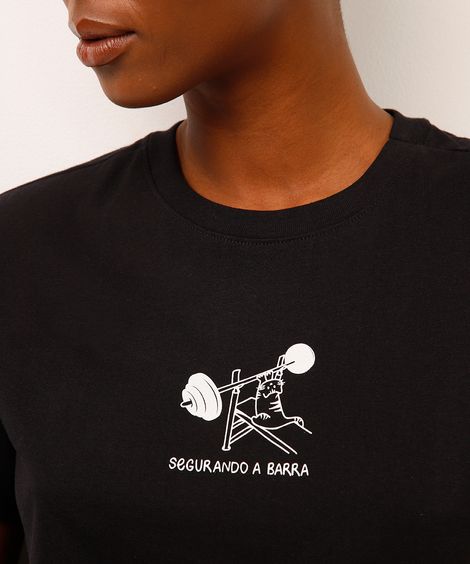 camiseta de algodão manga curta segurando a barra preta
