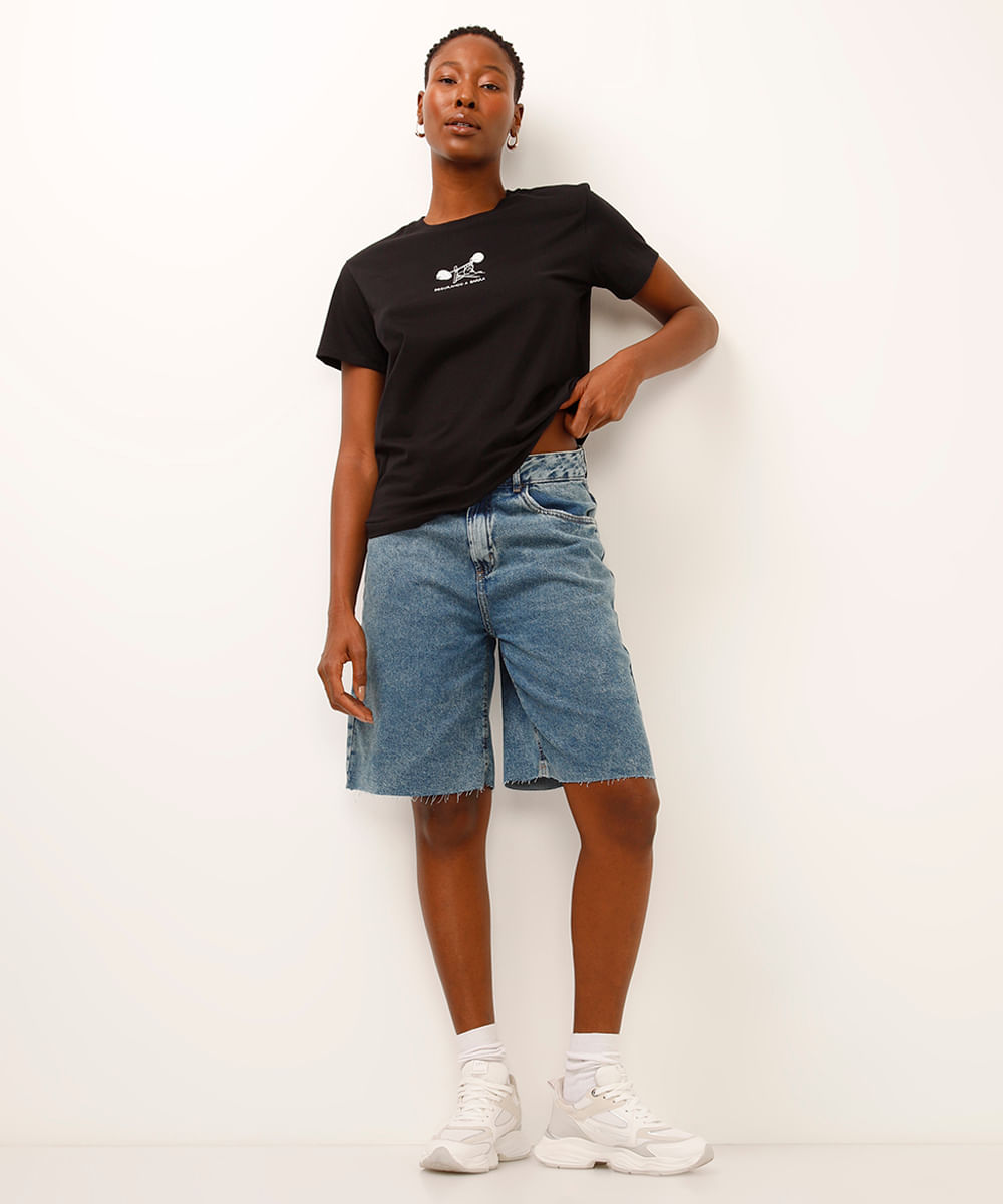 camiseta de algodão manga curta segurando a barra preta