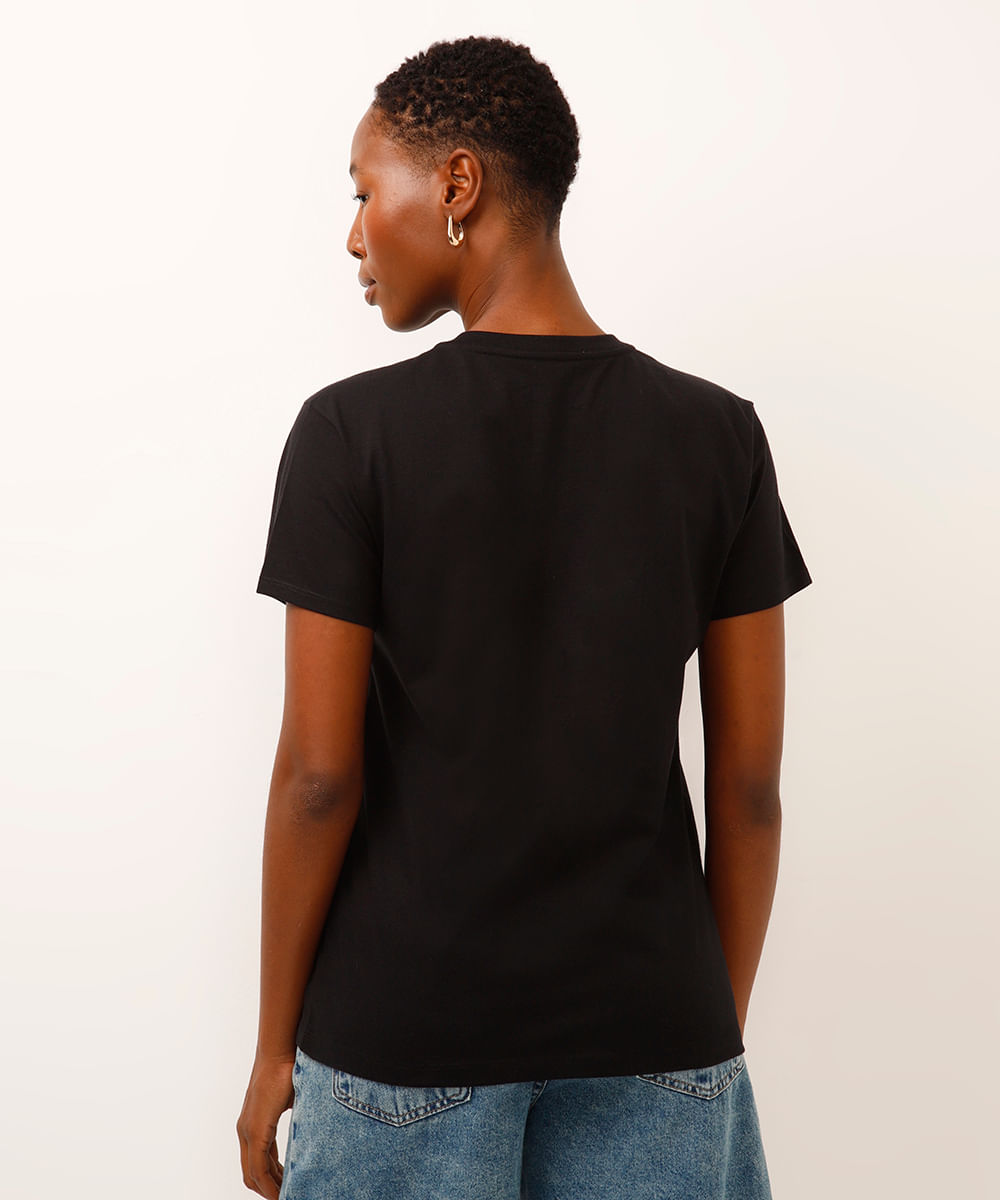 camiseta de algodão manga curta segurando a barra preta
