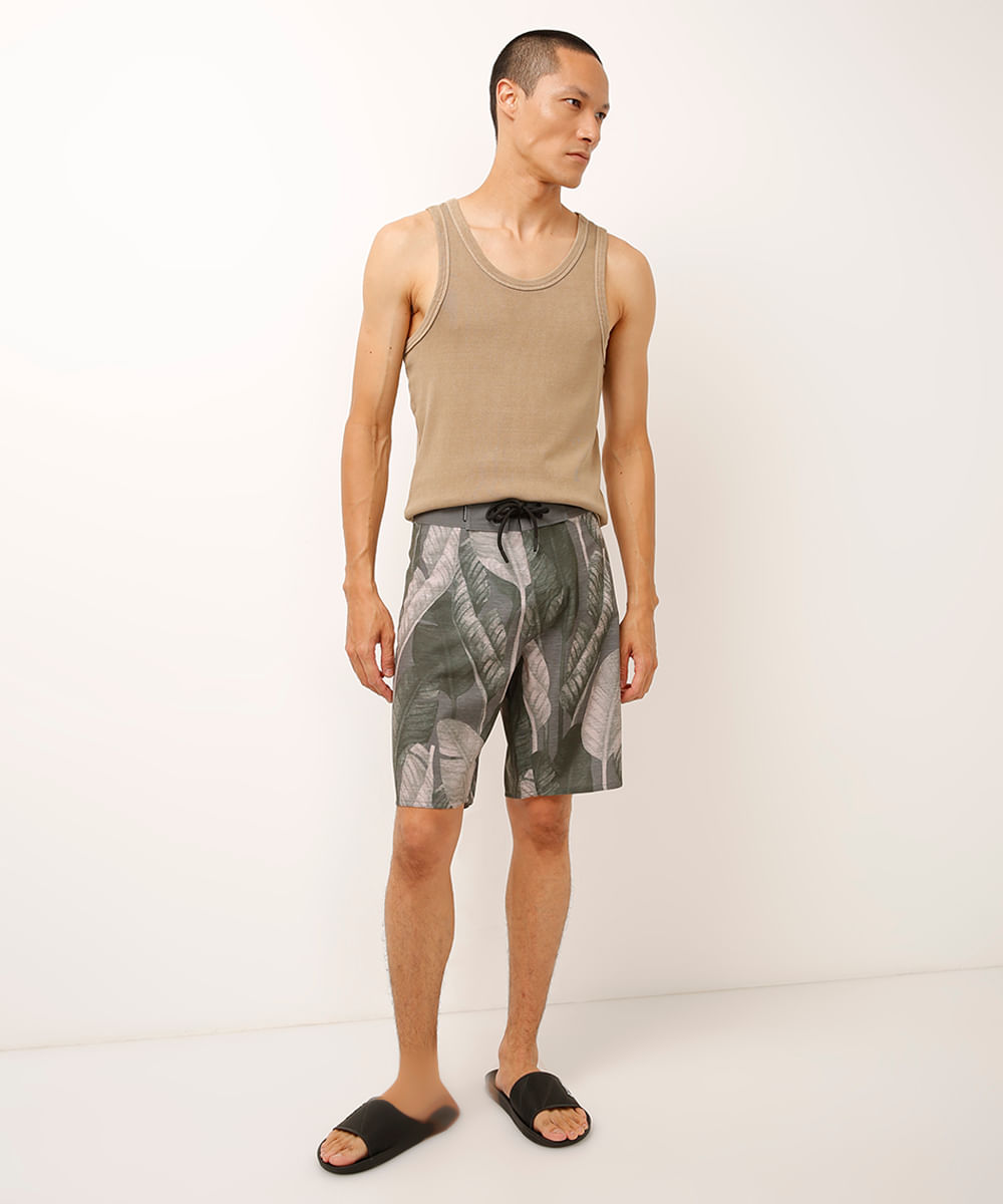 short boardshort folhagem verde