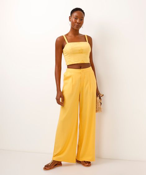 calça wide leg com linho e pregas amarela