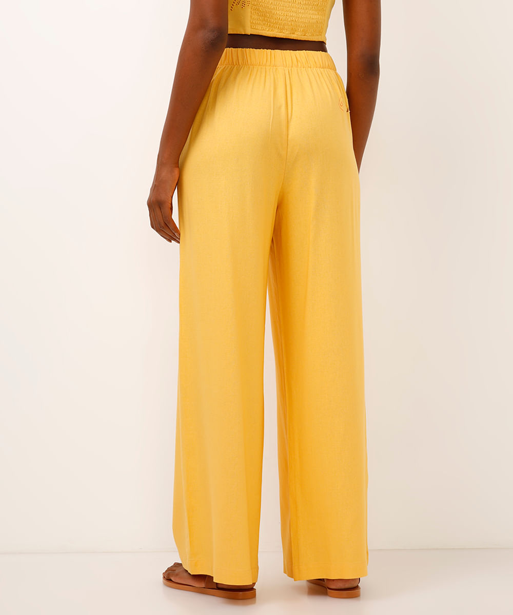 calça wide leg com linho e pregas amarela