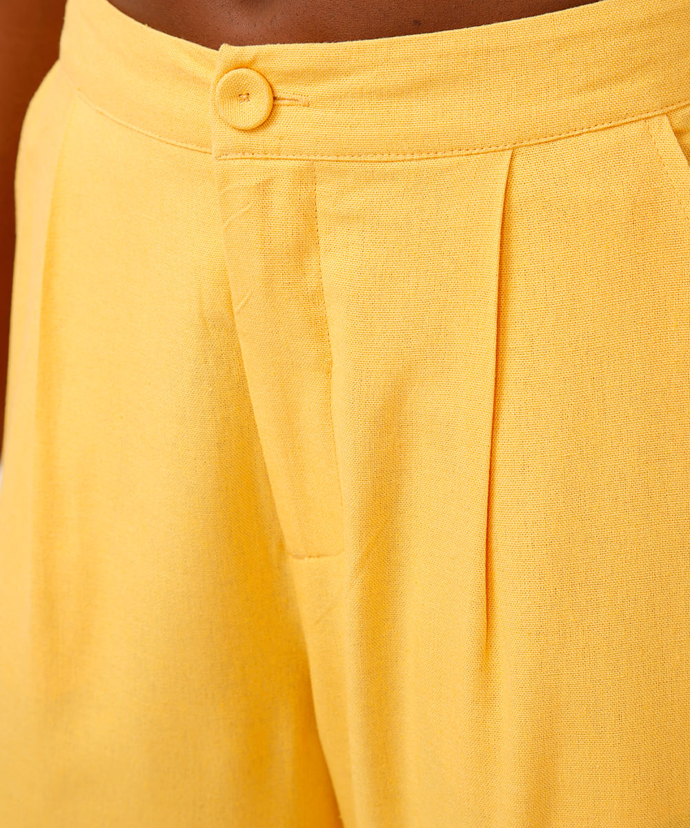calça wide leg com linho e pregas amarela