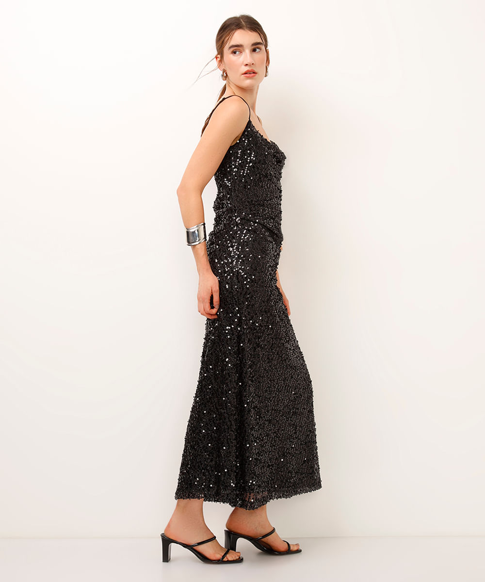 vestido midi franzido de paetê  preto