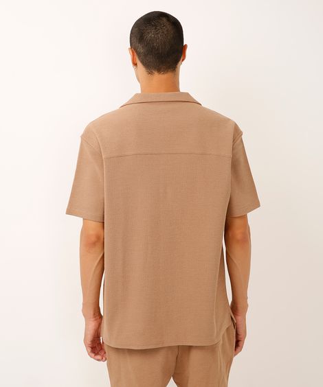 camisa manga curta texturizada marrom