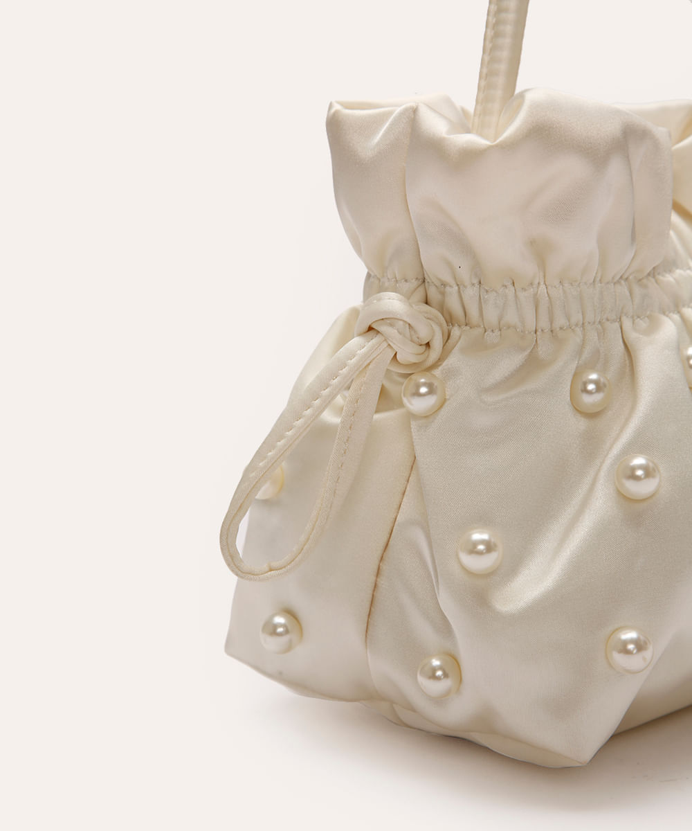 bolsa bucket acetinado com pérolas off white