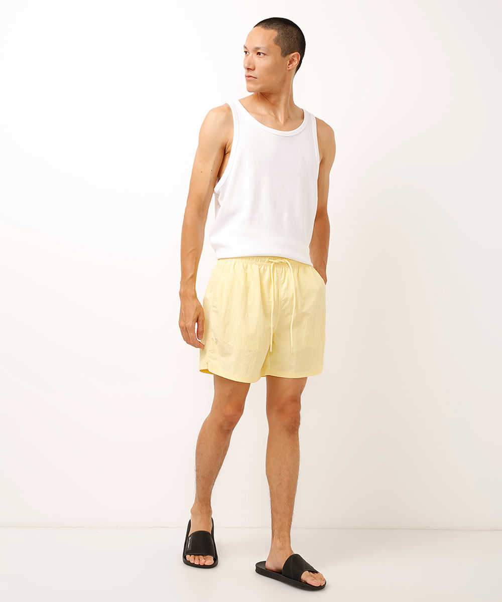 short curto com cordão amarelo