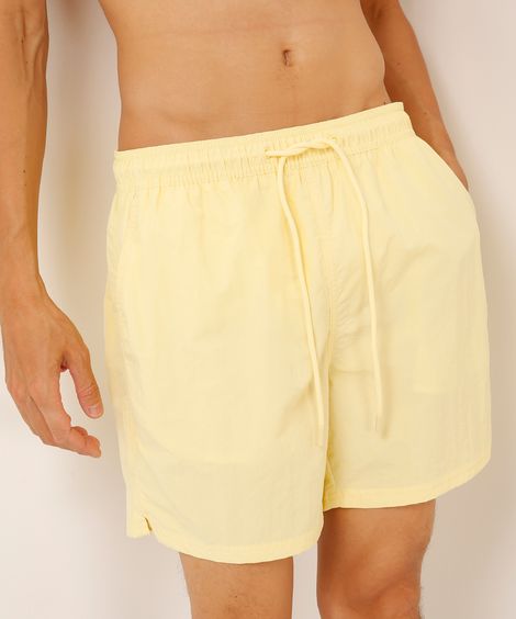 short curto com cordão amarelo