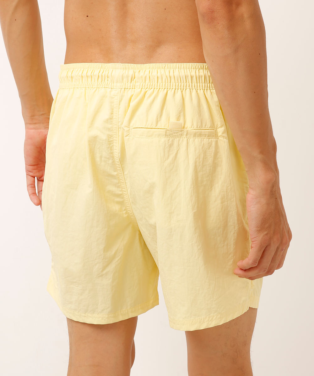 short curto com cordão amarelo