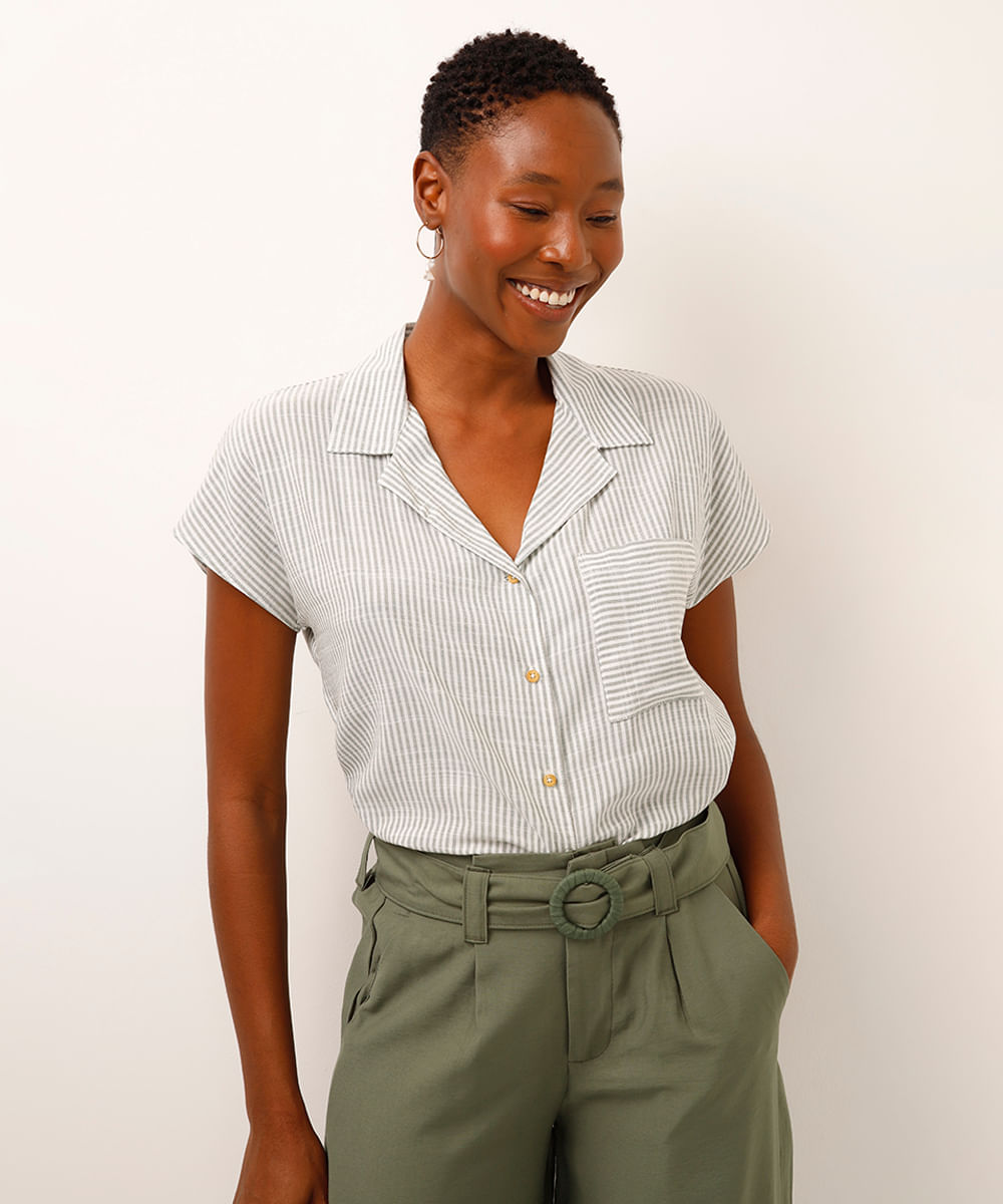 camisa manga curta listrada com bolso verde