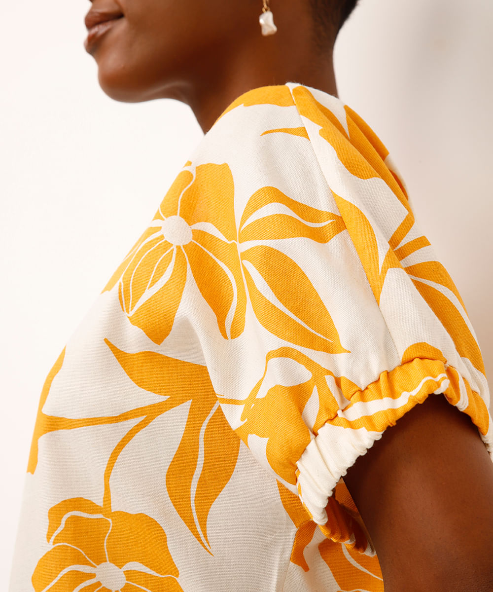 blusa com linho manga curta floral amarela