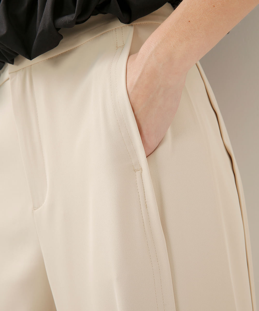 calça de alfaiataria com pregas bege