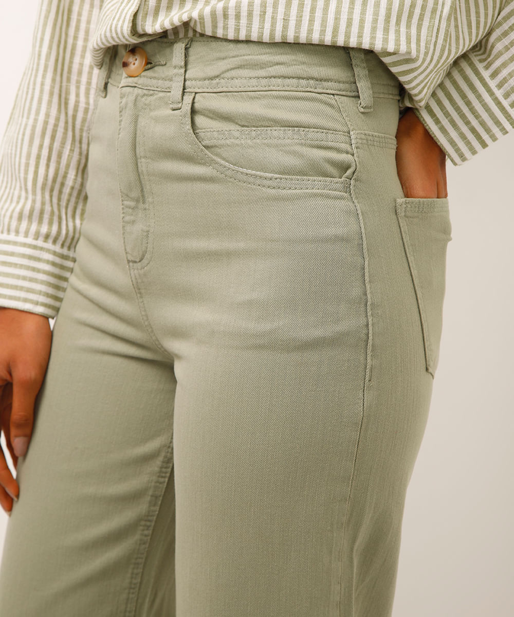 calça wide leg cropped de sarja verde
