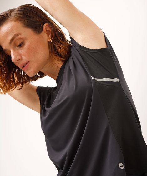 blusa esportiva com recortes e refletivo preta
