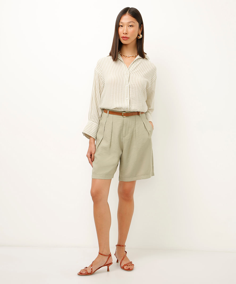 bermuda com pregas com cinto verde