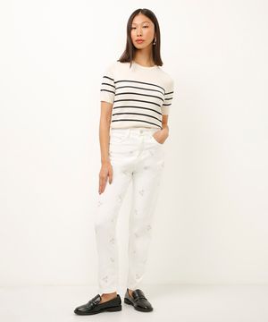 calça mom de sarja com bordado floral off white