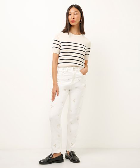 calça mom de sarja com bordado floral off white