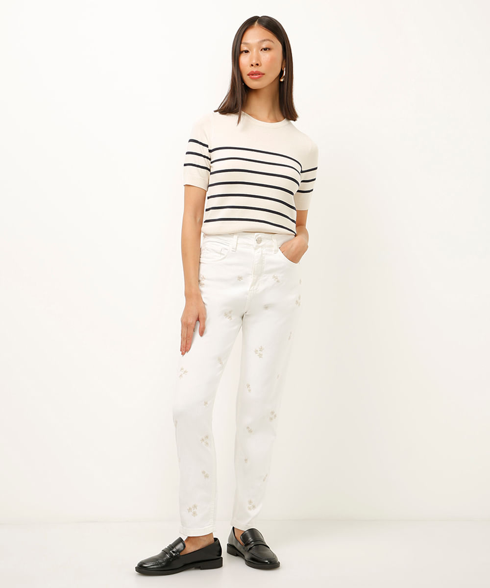 calça mom de sarja com bordado floral off white