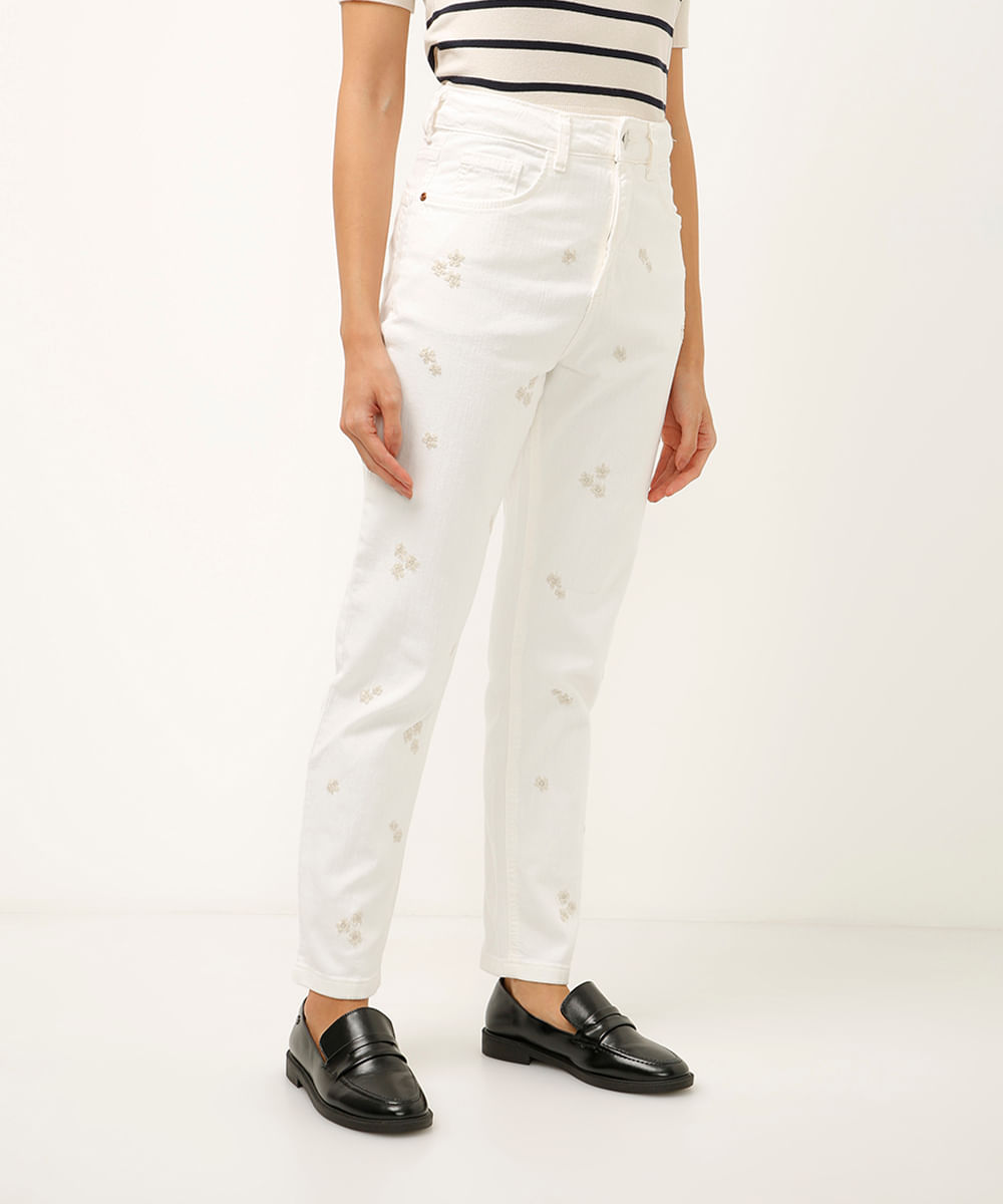 calça mom de sarja com bordado floral off white