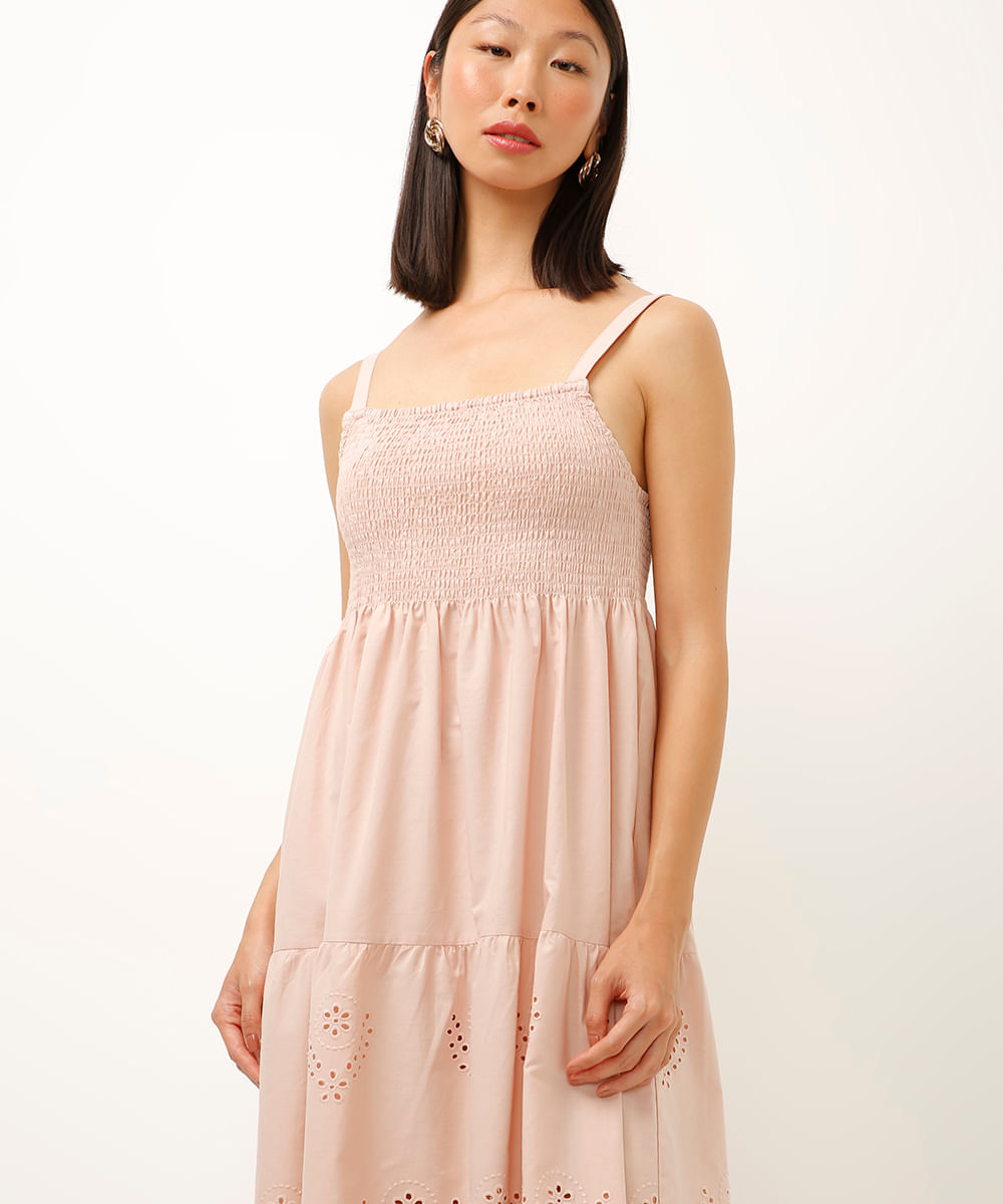vestido midi de laise floral rosa