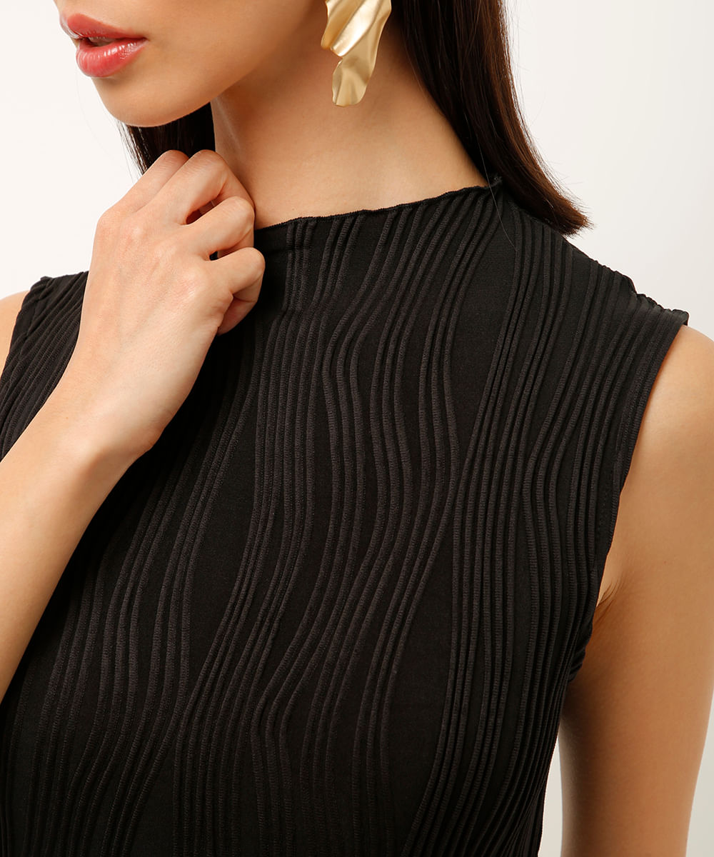 regata gola alta texturizada preta