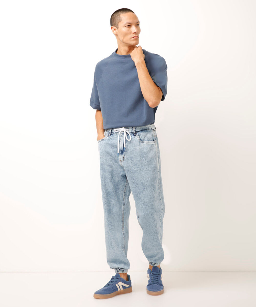 calça jeans jogger com cordão azul