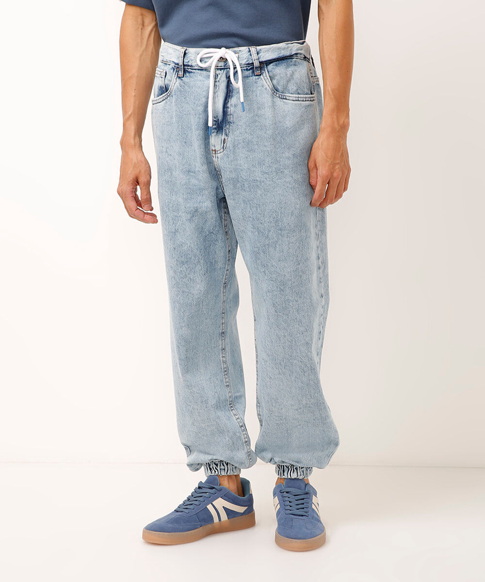 calça jeans jogger com cordão azul