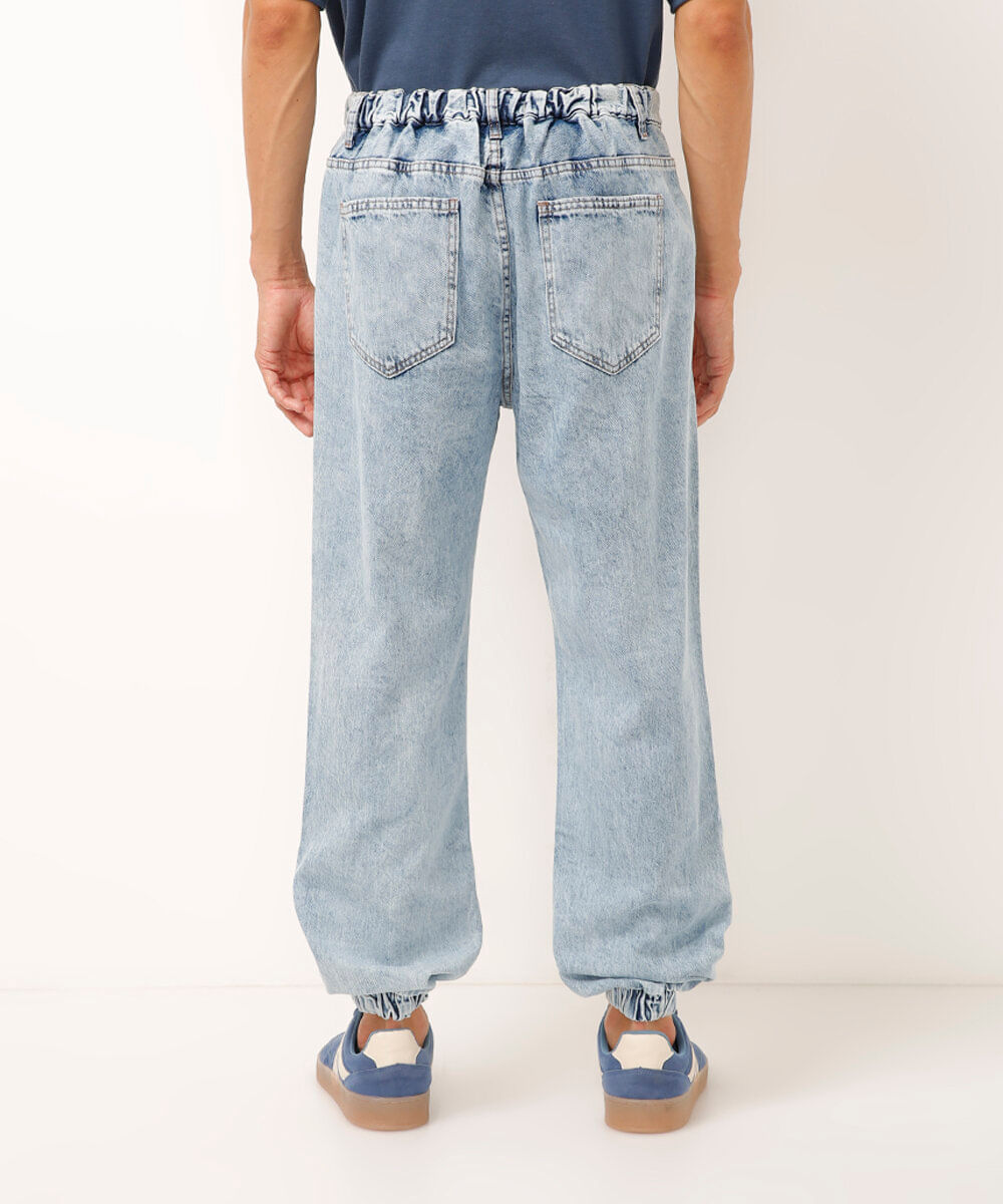 calça jeans jogger com cordão azul