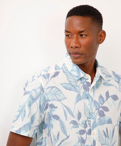 camisa comfort com linho folhagens off white