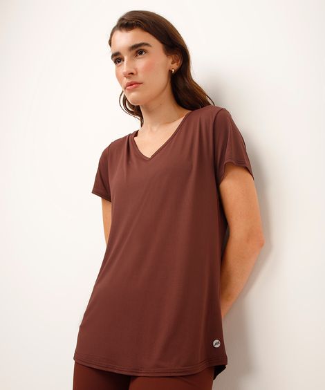 camiseta esportiva decote v marrom