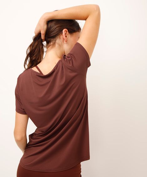 camiseta esportiva decote v marrom