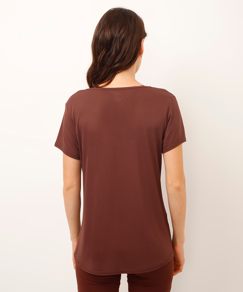camiseta esportiva decote v marrom