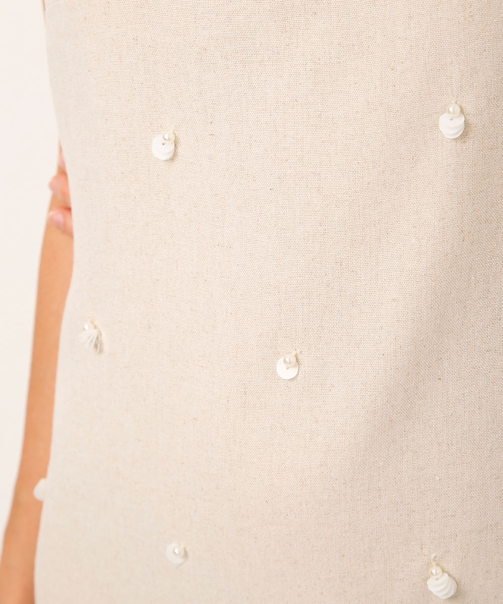 vestido curto com linho e bordados bege