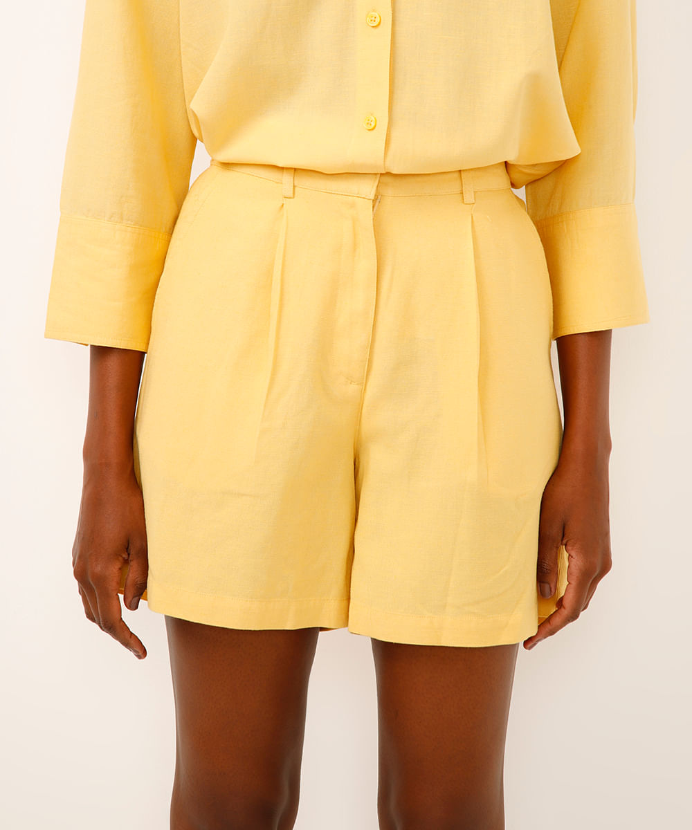 short clochard com linho e pregas amarelo