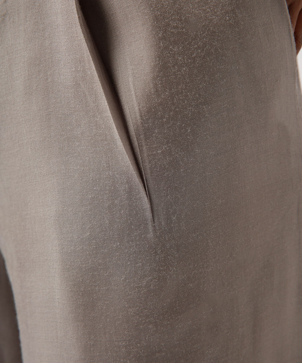 calça de alfaiataria acetinada mindset cinza