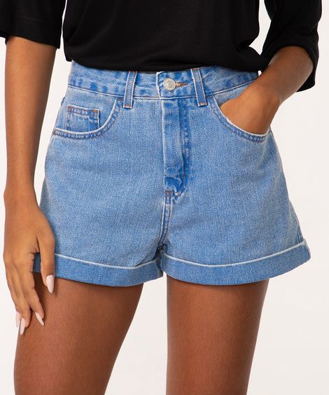 short jeans mom cintura super alta com barra dobrada azul médio