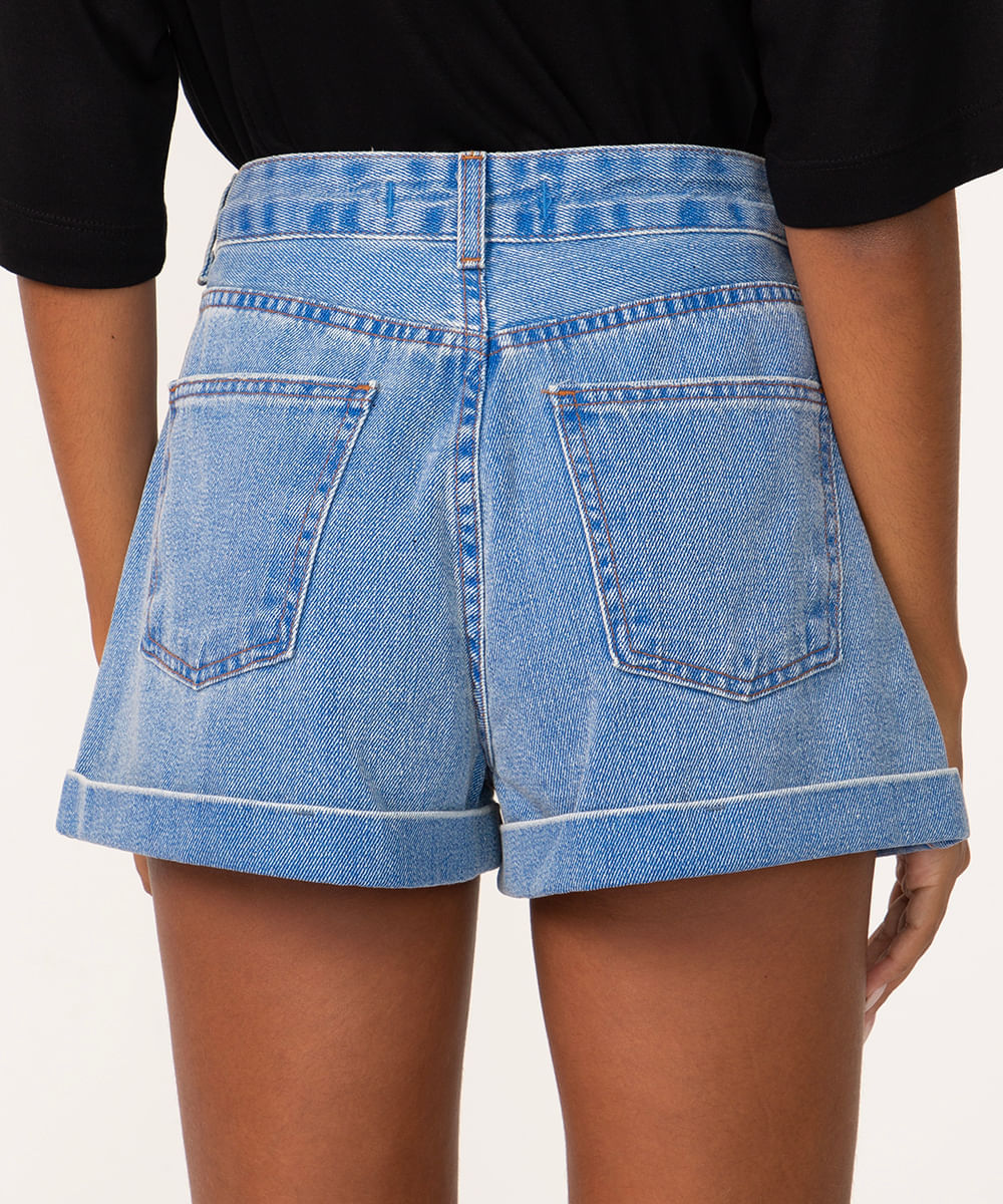 short jeans mom cintura super alta com barra dobrada azul médio