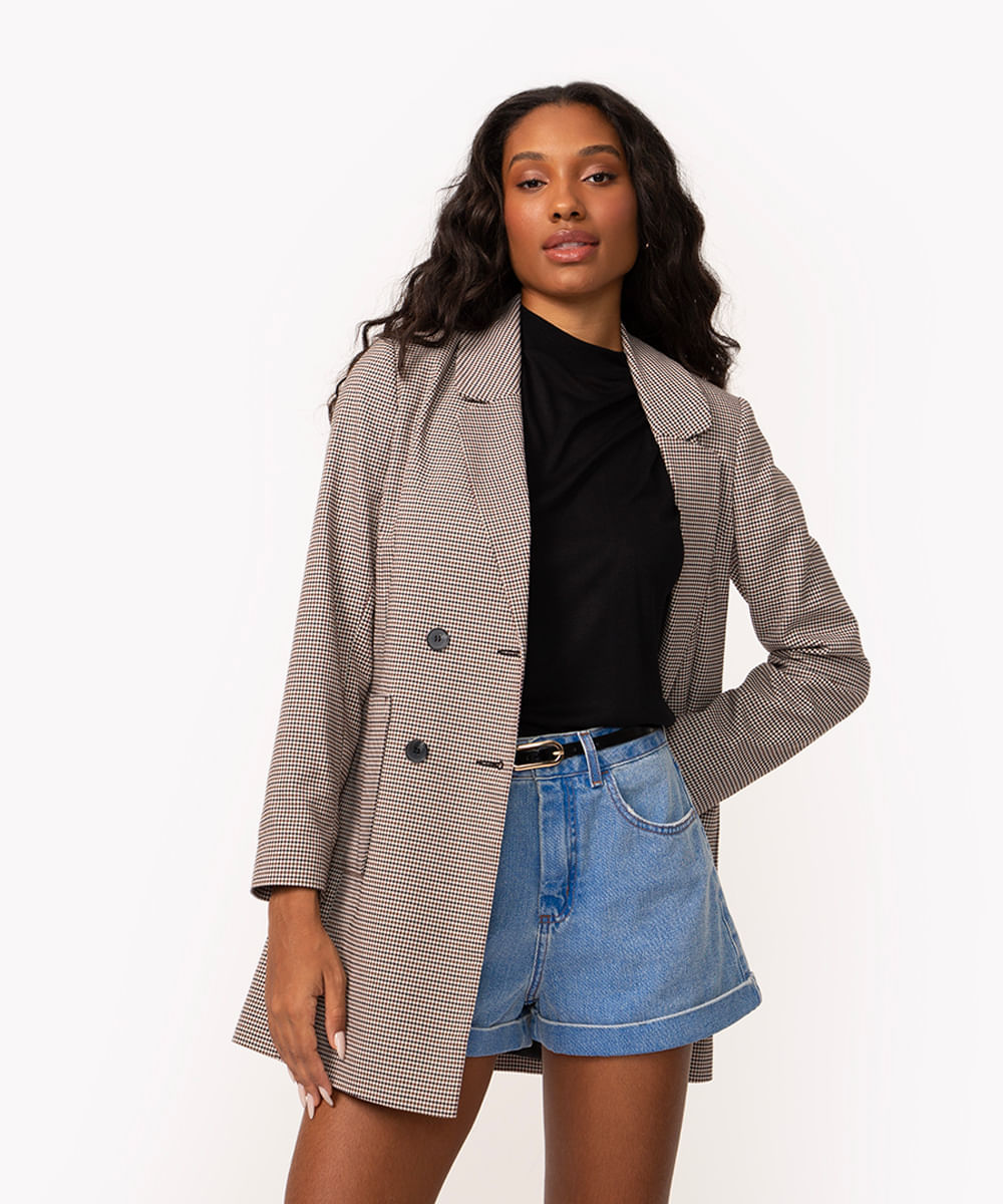 short jeans mom cintura super alta com barra dobrada azul médio