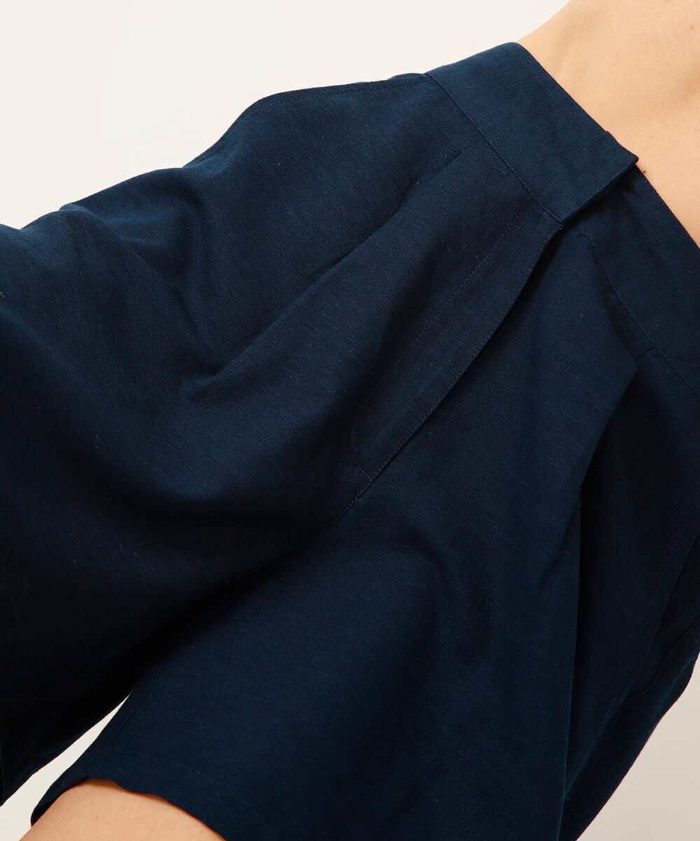 short clochard com linho e pregas azul