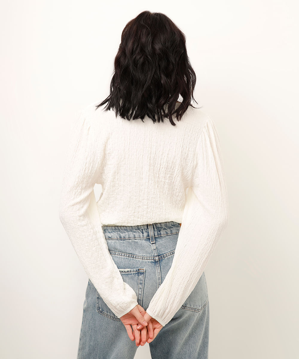 blusa com transpasse manga bufante texturizada off white